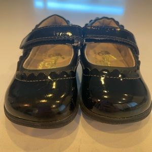 See Kai run black patent leather girls shoes size 5